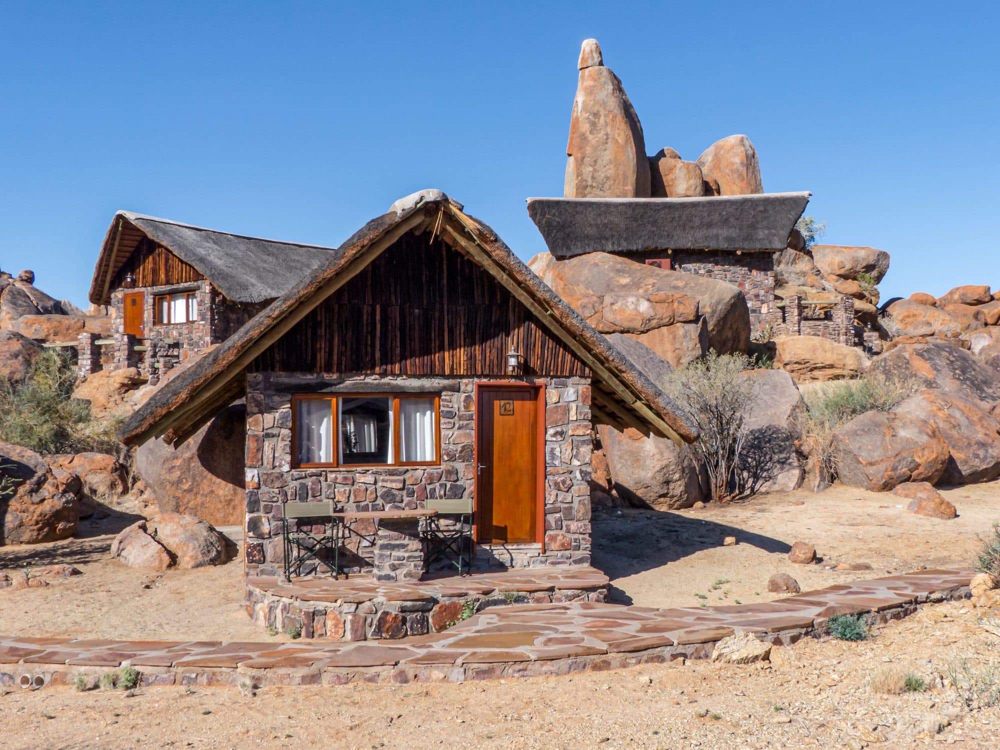 Lodge met stenen chalets tussen granietrotsen in Namibië